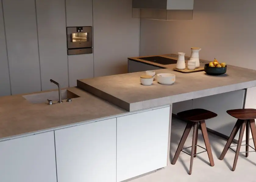 Mini Bar Dapur dengan Beton Ekspos
